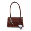 Tendência de moda 2026: bolsas femininas retrô, minimalistas e estilosas. Nova coleção de outono: bolsas quadradas pequenas, bolsas de ombro casuais e simples