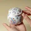En las montañas, pinos y mariposas danzan entre las flores.. Bote de té de cerámica rosa, frasco sellado creativo hecho a mano, mini frasco de almacenamiento de alta estética