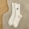 Calcetines estilo miu, calcetines de media pantorrilla bordados con letras para mujer, calcetines de algodón acanalados de color liso, calcetines nuevos estilo coreano para otoño/invierno