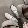 Sapatos Artesanais de Pele de Ovelha com Laço Estilo Old Money Artístico 2026 Primavera Salto Médio Grosso Bico Redondo Couro Genuíno Corte Profundo Feminino