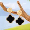 Pendientes de botón de trébol de cuatro hojas dorados martillados de lujo ligero francés de alta venta transfronteriza, adornos para orejas negros y verdes, pendientes versátiles para el commute para mujer