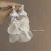 Brincos de Franja de Pétalas de Chiffon Estilo Retrô Francês com Névoa Suave e Aura de Fada, Brincos de Tarraxa de Nicho de Luxo para Mulheres