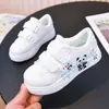 Tênis brancos versáteis para meninas, novo estilo primavera e outono 2026, tênis de skate com grafite para meninos, com solas macias e design antiderrapante para tênis esportivos casuais de estudantes