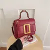 Bolsa de Mão com Textura Cruzada 2026 Verão Nova Bolsa Feminina Estilo Retrô Bolsa de Ombro Decoração com Cinto de Couro Bolsa Transversal