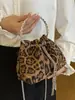 Bolsa Pequena Transversal Feminina 2026 Outono Nova Bolsa de Mão Estampa de Leopardo Retrô Bolsa de Balde Transversal de Ombro Único