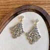 Elegantes aretes de broche de plata con diamantes en diseño de lágrima, diamante y abanico, ofreciendo un lujo ligero y una sensación de alta gama, con un diseño único y de moda