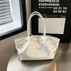 Bolsa de Ombro de Alto Padrão para Outono Feminina Nova Moda Bolsa Tote Plissada Grande Capacidade para o Dia a Dia Bolsa de Ombro Único ou de Mão Tendência