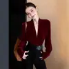 Elegante top de terciopelo color burdeos con cuello en V y manga larga, nueva colección primavera 2026, blusa ajustada para outfit de Año Nuevo