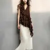 Traje Casual e Elegante Estilo Francês para Mulheres Intelectuais, Blusa Incrível com uma Vibe Real, Regata Café com Babados Irregulares para Mulheres