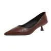 Nuevos zapatos planos de punta estilo francés 2026 para mujer, piel suave, diseño retro de tacón de gatito, tacón medio, apertura poco profunda, adecuados para uso profesional y de oficina, tacones altos versátiles