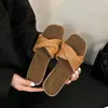 Sandálias rasteirinhas quadradas retrô estilo francês para mulheres, adequadas para uso ao ar livre, novas sandálias versáteis de verão 2026 para combinar com vestidos