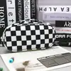 Estuche Sencillo Estampado de Leche Clásico Gran Capacidad Portátil Cuadros Blanco y Negro Bolsa de Almacenamiento Estuche para Stationery Estuche para Lápices para Estudiantes de Primaria y Secundaria