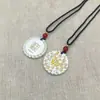 Nuevo collar colgante redondo auspicioso estilo chino pintado en oro para hombres y mujeres, con la bendición del Oficial Celestial y el Dios Amarillo de la Riqueza, y el amuleto "Sin Preocupaciones"