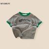 Camiseta Informal de Manga Corta para Niños, Nuevo Estilo Verano 2026, Bloques de Color con Estampado de Letras, Top Moderno Estilo Coreano para Niños