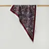 Pañuelo de cabeza de estilo étnico, Pañuelo triangular de sarga imitación seda con estampado Paisley, Cubre cabeza, Pañuelo triangular con estampado Paisley al por mayor