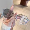 Gafas de lectura fotocromáticas estilo coreano de montura grande para mujer, ligeras, hacen que el rostro parezca más pequeño y ofrecen un aspecto natural y sin adornos.