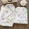Pijamas de mujer al por mayor para primavera y otoño, con lindos diseños de dibujos animados, diseños a cuadros, motivos de nubes y mangas largas, adecuados tanto para usar en interiores como en exteriores