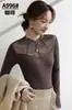 Camiseta Base de Encaje Dorada Jiaxuan 996 Nuevo Top de una Sola Pieza para Otoño e Invierno, Estilo Fino Versátil de Manga Larga para Usar en Capas o Solo