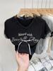 Camiseta Feminina de Verão com Renda Falsa de Duas Peças Decote V Ombro Manga Curta Design Diferenciado Nicho Top Curto Plissado