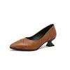 Zapatos de una sola capa de nuevo estilo con encaje quemado, boca profunda, punta fina, para otoño e invierno, tacón medio, zapatos para mujer europeos y americanos, tallas 40-48, zapatos de comercio exterior de talla grande