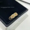 Anel Estilo Igual de Jennie Coco Clássico Padrão Matelassê V de Diamante Cauda de Ouro Anel Empilhado com Pequena Fragrância Luxo Acessível Alta Qualidade