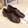 Sapatos de salto baixo retrô para o outono, novo modelo 2026 para mães, com sola macia, confortáveis para mulheres de meia-idade, adequados para sobreposição, sapatinhos de couro