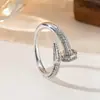 Anillo de Luz de Zirconia Incrustada en Oro Real Chapado en Cobre Transfronterizo Europeo y Americano Lujo Ligero Sensación de Alta Gama Anillo para el Dedo Joyería de Mano Versátil Fabricante Venta al por Mayor en Stock
