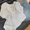 Camiseta de tricô com gola V e manga curta, com botão de dopamina, para mulheres, verão, deslumbrantemente linda, com um design único que emagrece e é chique