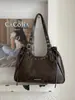 Bolsa de ombro vintage transfronteiriça da moda em couro envernizado para mulheres, decorada com rebites e argolas de metal, bolsa tote de ombro de grande capacidade