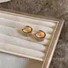Aretes redondos de circonita chapados en oro real de 18 quilates, lujo ligero, moda de alta gama, aretes exquisitos con un diseño de nicho