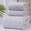 Juego de Tres Piezas de Toalla de Baño de Felpa de Coral, Engrosado, Absorbente, Suave, Juego de Toallas Faciales y de Baño para el Hogar, Hecho a Medida
