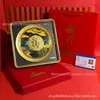 Emblema Corporativo Personalizado com o Personagem "" em uma Placa Redonda, um Símbolo de Prosperidade e Boa Sorte, Adequado como Brinde Promocional, Item Artesanal ou Presente para Conferências de Negócios