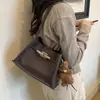 Elegante bolso de mujer 2026 modelo nuevo, color liso con patrón de lichi, moderno bolso tipo cubo, bolso de hombro y cruzado elegante y versátil