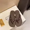 Chinelos Minimalistas Novos em Estoque com Cores Contrastantes, Estilosos e Versáteis para Mulheres, Adequados para Férias na Praia e Uso no Verão
