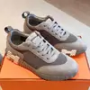 Marca da Moda Primavera 2025 Couro Genuíno Sapatos Masculinos e Femininos Tênis de Corrida para Casais Malha Respirável Versátil Sapatos Esportivos