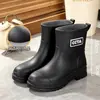 Nuevas botas de lluvia para mujer estilo coreano, engrosadas, resistentes al desgaste, impermeables y antideslizantes, con forro adicional de algodón para mayor calidez, perfectas para otoño e invierno, y con un diseño de media caña a la moda