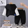 Traje para Niños Primavera Otoño 2025 Ropa Nueva para Niños Chaleco con Capucha de Trabajo Estilo Otoño Ropa Moderna para Niños Conjunto de Tres Piezas para Bebé