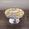 Plato de postre pintado en azul y blanco con pie alto, plato para frutos secos y pasteles de salón de té, plato pequeño de cerámica para frutas para uso doméstico, plato de té y postre para ofrendas budistas