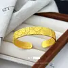 2025 Novo Estilo Chinês Martelado Palavra Auspiciosa Pulseira Aberta Pingente Ouro de Areia Ouro Antigo Pulseira com Pingente de Palavra Auspiciosa