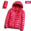 Precio al por mayor 2023 Invierno nuevo chaqueta de plumón ligera para mujer abrigo corto con capucha ultraligero ultrafino ligero moda tendencia