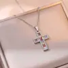 Colar Feminino Colorido Zircônia Joias Design de Nicho Pingente Cruz Completo em Diamante Colar Corrente de Clavícula em Aço Inoxidável