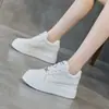 Tenis Blancos para Mujer con Aumento de Altura Oculto, Nuevo Estilo Verano 2026, Zapatos de Plataforma Casuales Versátiles Transpirables de Suela Gruesa para Mujeres Bajitas