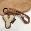 Venta al por mayor transfronteriza de llaveros japoneses y coreanos con letras en inglés, dijes para bolso de cuero dopamina, pequeños accesorios y regalos