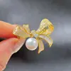 Accesorios DIY Nuevo Broche de Lazo Dulce y Lujoso Pin de Cobre Dorado Chapado en Oro Circonita Portador Vacío de Corsage de Perlas