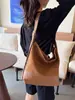 Bolso de gamuza de gran capacidad para mujer para otoño e invierno, nuevo estilo 2026, adecuado para el uso diario, retro, versátil, bolso de hombro, bolso cruzado, bolso tipo cubo