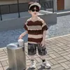 2026 Novo Conjunto Curto de Verão para Meninos Roupa Externa Casual Listrado Letras Pequenas Conjunto de Duas Peças Mangas Curtas Estilo Moderno