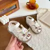 Sandalias Cerradas para Niñas 2026 Nuevo Modelo de Verano para Niños Pequeños, Zapatos de Peluche de Princesa de Dibujos Animados, Lindas Zapatillas de Playa para Bebé con Suela Suave