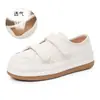 Sapatos de couro legítimo com velcro e biqueira larga 2026 outono tênis femininos brancos, sapatos casuais femininos de sola grossa, tênis femininos versáteis