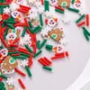 Fatias de argila macia de Natal misturadas com partículas de argila macia, gotas de chocolate, grânulos de açúcar, cola cremosa, brinquedo squishy de bolo de recuperação lenta