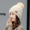 Sombrero de lana de estilo coreano versátil para otoño e invierno con bordado de hoja de arce, sombrero de punto grueso y cálido forrado de vellón